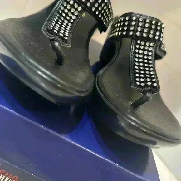 Athena Alexander Black Thong New Sandals with Rhinestones with BOX Size 7 - Picture 4 of 12